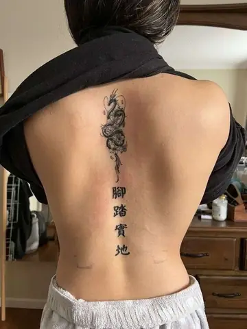 Hình Xăm Chữ Dọc Sống Lưng Cho Nam Và Nữ: Khác Biệt Và Cuốn Hút Hình Xăm Chữ Dọc Sống Lưng Cho Nam Và Nữ: Khác Biệt Và Cuốn Hút