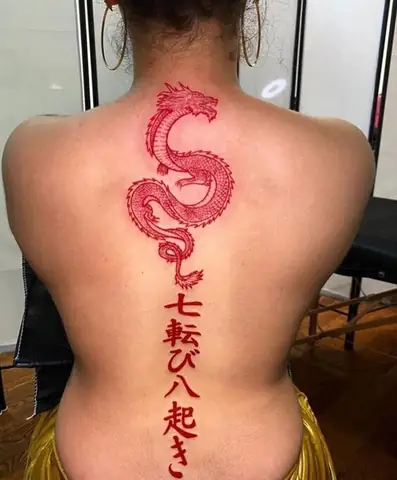 Hình Xăm Chữ Dọc Sống Lưng Cho Nam Và Nữ: Khác Biệt Và Cuốn Hút Hình Xăm Chữ Dọc Sống Lưng Cho Nam Và Nữ: Khác Biệt Và Cuốn Hút