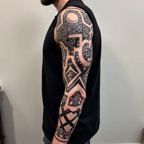 Hình Xăm Full Tay Đi Nét Phong Cách Blackwork: