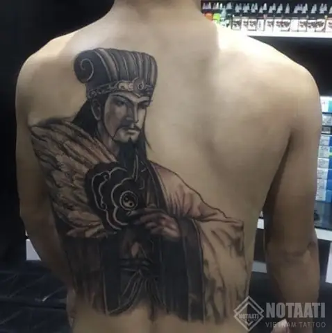 Ý Nghĩa Xăm Gia Cát Lượng Đứng Cầm Quạt