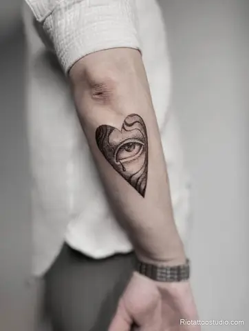 Hình Xăm Giọt Nước Mắt Trên Mặt Ở Rio Tattoo Studio