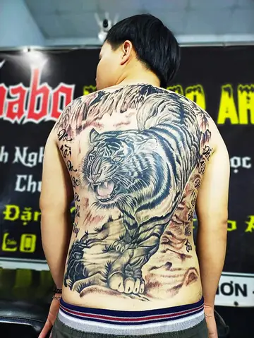 Những Mẫu Hình Xăm Hổ Xuống Núi Đẹp Nhất