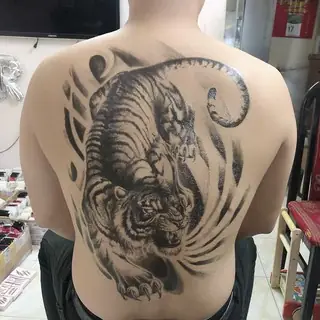 Hình Ảnh Cho Hình Xăm Hổ Xuống Núi Nửa Lưng: