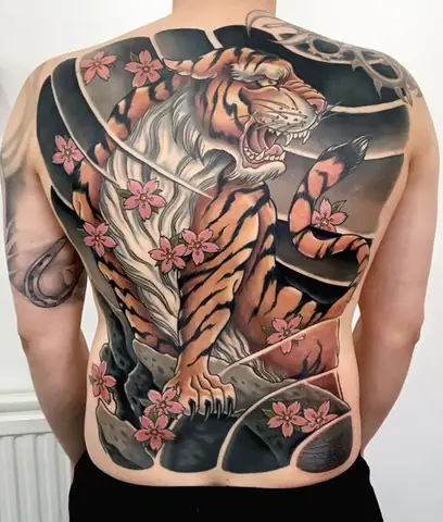 Hình Ảnh Cho Hình Xăm Hổ Xuống Núi Nửa Lưng: