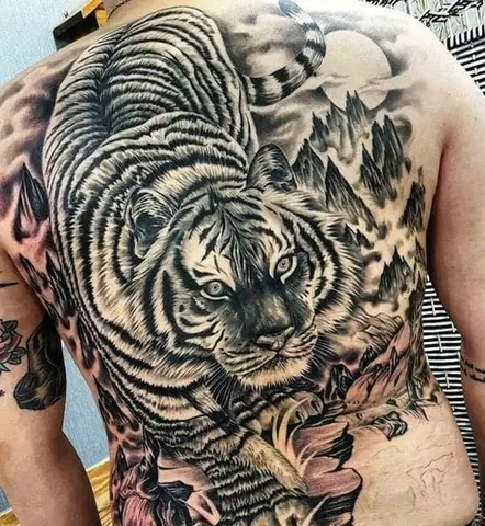 Hình Ảnh Cho Hình Xăm Hổ Xuống Núi Nửa Lưng: