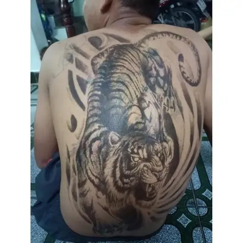 Hình Ảnh Cho Hình Xăm Hổ Xuống Núi Nửa Lưng: