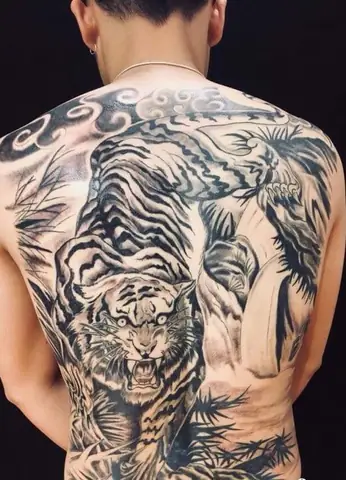 Hình Ảnh Cho Hình Xăm Hổ Xuống Núi Nửa Lưng: