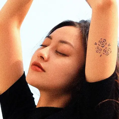 Hình Xăm Hoa Hồng Đen Ở Tay