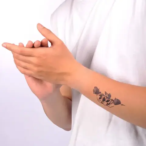 Hình Xăm Đầu Lâu Hoa Hồng Ở Tay