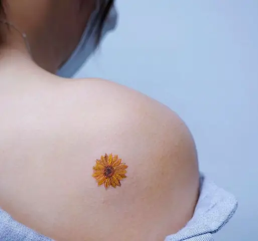 Hình Xăm Hoa Hướng Dương Mini Ở Vai