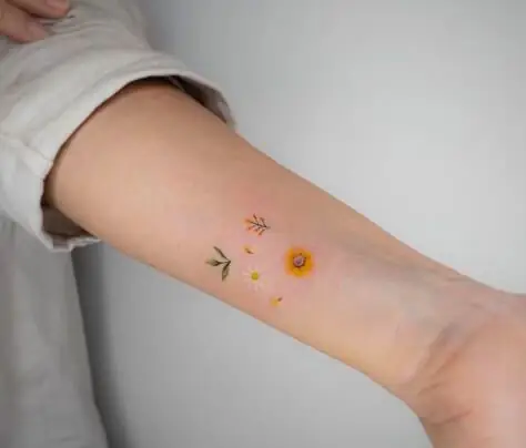 Hình Xăm Hoa Hướng Dương Mini Ở Cổ Tay