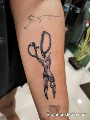 Hình Xăm Kéo Mini Kết Hợp Hoa Văn, Chữ Hoặc Biểu Tượng Nghề Nghiệp Tại Rio Tattoo Studio Tạo Nên Thiết Kế Cá Nhân Hóa, Ý Nghĩa Và Đậm Chất Nghệ Thuật.