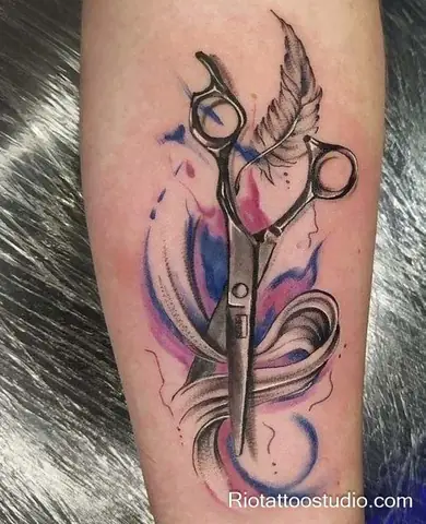 Hình Xăm Kéo Mini Kết Hợp Hoa Văn, Chữ Hoặc Biểu Tượng Nghề Nghiệp Tại Rio Tattoo Studio Tạo Nên Thiết Kế Cá Nhân Hóa, Ý Nghĩa Và Đậm Chất Nghệ Thuật.