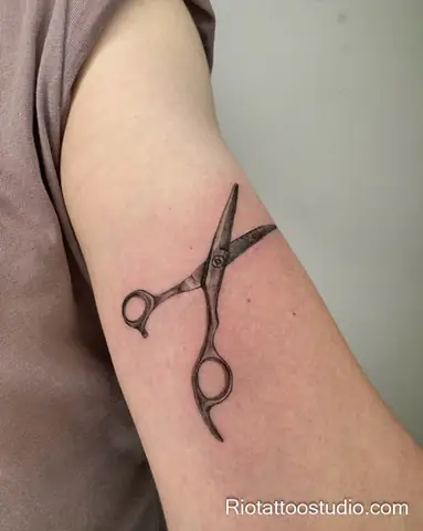Hình Xăm Kéo Mini Kết Hợp Hoa Văn, Chữ Hoặc Biểu Tượng Nghề Nghiệp Tại Rio Tattoo Studio Tạo Nên Thiết Kế Cá Nhân Hóa, Ý Nghĩa Và Đậm Chất Nghệ Thuật.