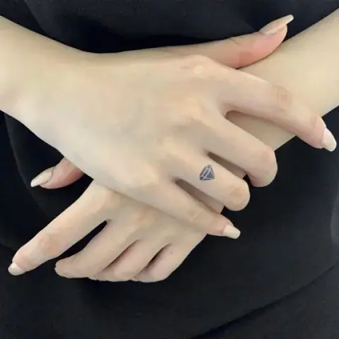 Hình Ảnh Cho Hình Xăm Kim Cương Mini Ở Cổ Tay:
