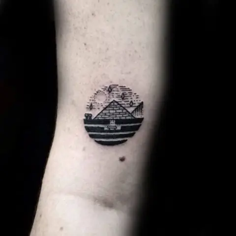 Hình Tattoo Kim Tự Tháp Nhỏ