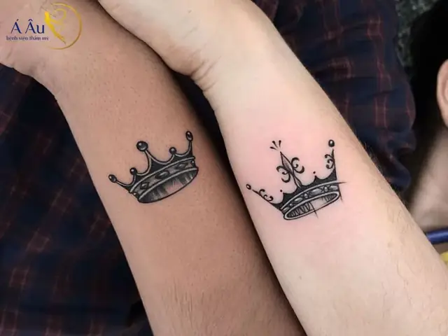 Hình Xăm Ý Nghĩa Cho Vợ Chồng Ký Hiệu King – Queen