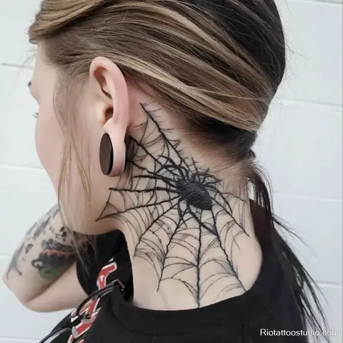 Hình Xăm Mạng Nhện Ở Cổ Là Lựa Chọn Đầy Táo Bạo Với Những Ai Yêu Thích Phong Cách Nổi Loạn Và Không Ngại Thu Hút Ánh Nhìn,