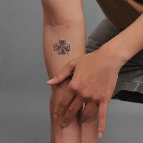 Hình Xăm Cỏ May Mắn