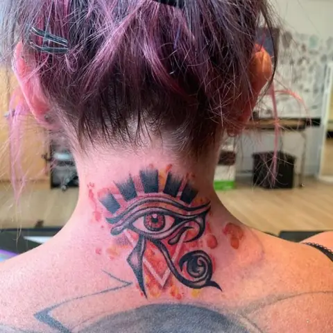 Hình Xăm Mất Thần Horus Sau Gáy Hình Xăm Mất Thần Horus Sau Gáy