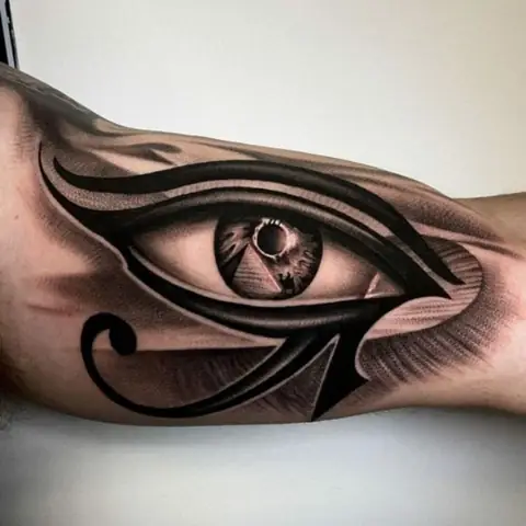 Hình Xăm Mắt Thần Horus Trên Tay Hình Xăm Mắt Thần Horus Trên Tay