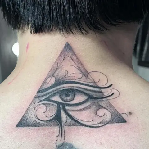 Hình Xăm Mất Thần Horus Sau Gáy Hình Xăm Mất Thần Horus Sau Gáy
