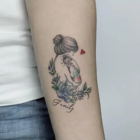 Hình Ảnh Cho Hình Xăm Mẹ Bồng 2 Con Sau Lưng: Hình Ảnh Cho Hình Xăm Mẹ Bồng 2 Con Sau Lưng: