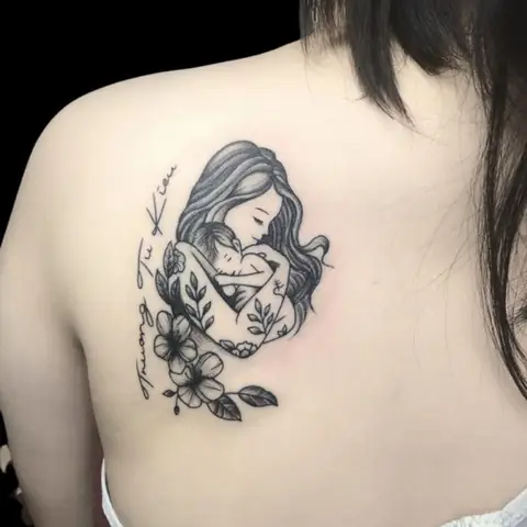 Hình Xăm Mẹ Bồng Con Sau Lưng Hình Xăm Mẹ Bồng Con Sau Lưng