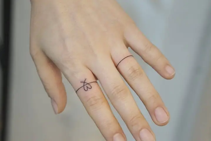 Hình Xăm Ngón Tay Đeo Nhẫn Nhỏ
