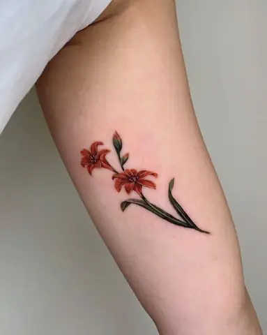 Hình Xăm Hoa Nhỏ Trên Cánh Tay