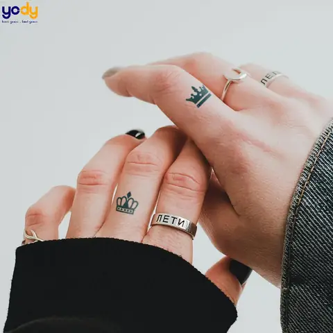 Xăm Hình Vương Miện Ở Ngón Tay Xăm Hình Vương Miện Ở Ngón Tay