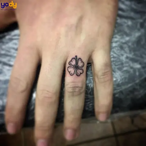 11 Tattoo Cỏ 4 Lá Ở Ngón Tay 11 Tattoo Cỏ 4 Lá Ở Ngón Tay