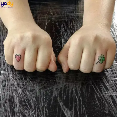 11 Tattoo Cỏ 4 Lá Ở Ngón Tay 11 Tattoo Cỏ 4 Lá Ở Ngón Tay