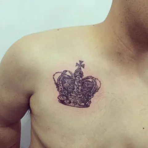 Hình Xăm Vương Miện Ở Ngực Nam Nhỏ