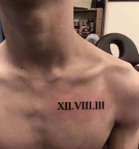 Hình Xăm Chữ Ở Ngực Nam Nhỏ Biểu Tượng La Mã