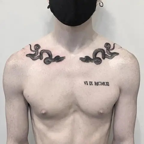 Hình Xăm Chữ Ở Ngực Nam Nhỏ Biểu Tượng La Mã