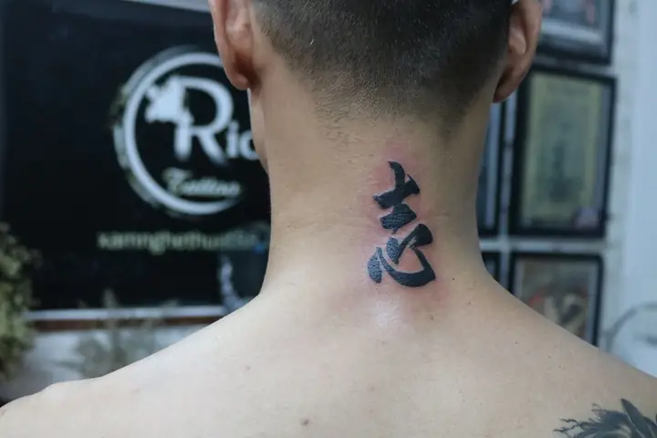 Hình Xăm Ở Cổ Gáy Có Đau Không? Hình Xăm Ở Cổ Gáy Có Đau Không?