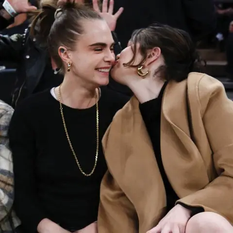 Selena Gomez Tự Khui Ý Nghĩa Hình Xăm Thứ 16, Ngầm Xác Nhận Mối Quan Hệ Với Cara Delevingne?