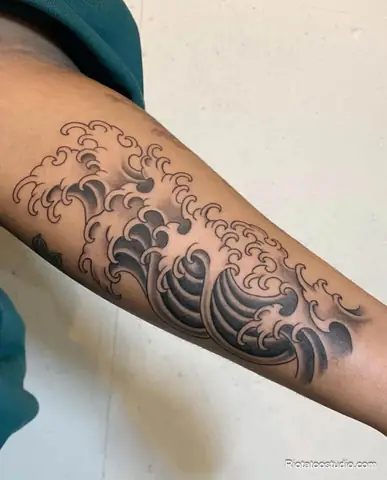 Hình Xăm Sóng Nước Full Tay Thường Được Thiết Kế Công Phu Và Đầy Chi Tiết, Tái Hiện Độ Mềm Mại, Dữ Dội Và Biến Ảo Của Nước. Tùy Theo Phong Cách Cá Nhân, Người Xăm Có Thể Chọn Sóng Theo Trường Phái Nhật Bản (sóng Hokusai Nổi Tiếng), Phong Cách Hiện Đại Với Những Đường Nét Trừu Tượng, Hoặc Kết Hợp Với Cá Chép, Rồng, Mặt Trăng, Hoa Sen Để Tăng Chiều Sâu Và Ý Nghĩa Biểu Tượng.