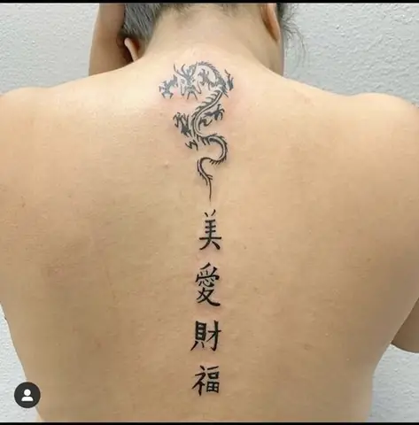 Hình Xăm Chữ Dọc Sống Lưng Cho Nam Và Nữ: Khác Biệt Và Cuốn Hút