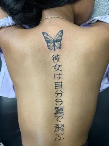 Hình Xăm Chữ Dọc Sống Lưng Cho Nam Và Nữ: Khác Biệt Và Cuốn Hút