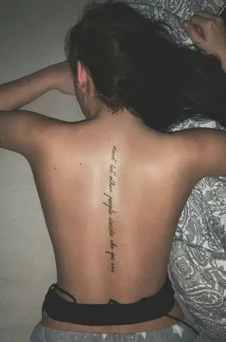 Hình Xăm Chữ Dọc Sống Lưng Cho Nam Và Nữ: Khác Biệt Và Cuốn Hút