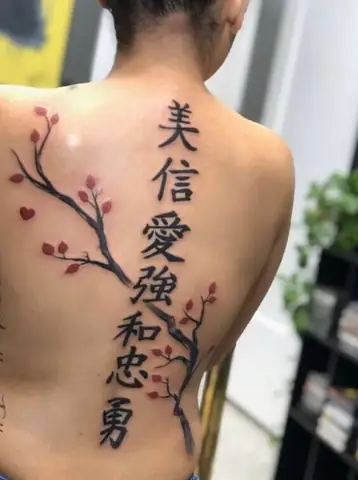 Hình Xăm Chữ Dọc Sống Lưng Cho Nam Và Nữ: Khác Biệt Và Cuốn Hút