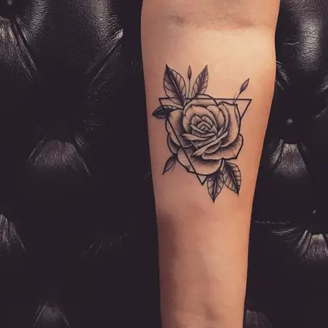 Xăm Hình Tam Giác Và Hoa Hồng Độc Đáo