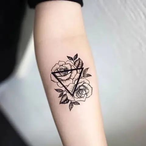 Xăm Hình Tam Giác Và Hoa Hồng Độc Đáo