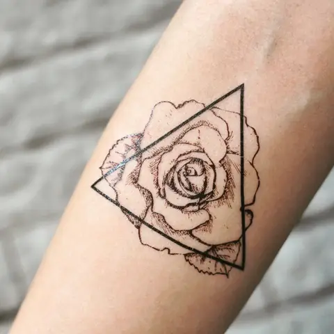Xăm Hình Tam Giác Và Hoa Hồng Độc Đáo