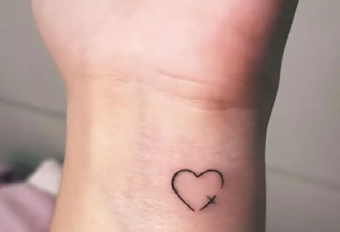 Tatuaje-de-cruz-y-corazón-minimalista