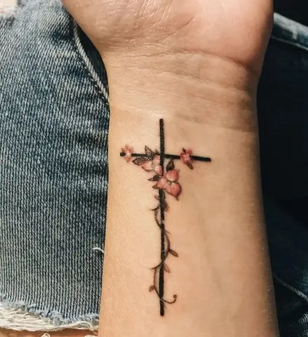 Tatuaje-de-cruz-en-la-muñeca-y-flores