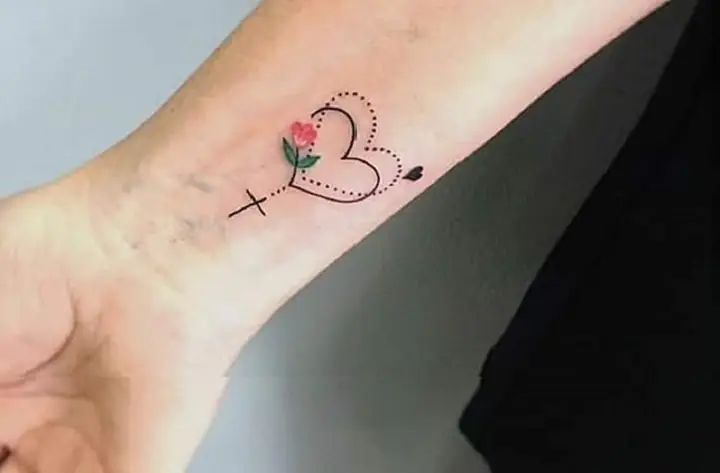 Tatuaje-de-cruz-con-flores-y-corazones