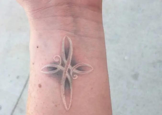 Tatuaje-de-cruz-infinita-en-la-muñeca